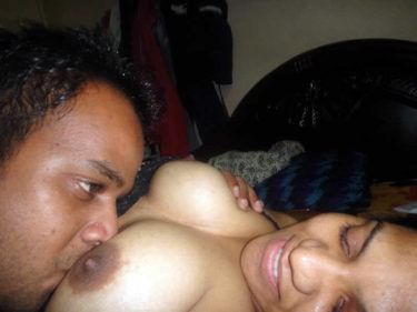 Maje se aunty ke boobs chuse