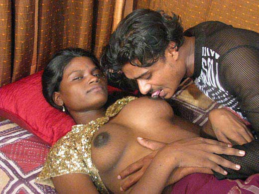 https://www.antarvasnaphotos2.com/wp-content/uploads/2015/09/kamwali-ke-indian-boobs-chuse.jpg