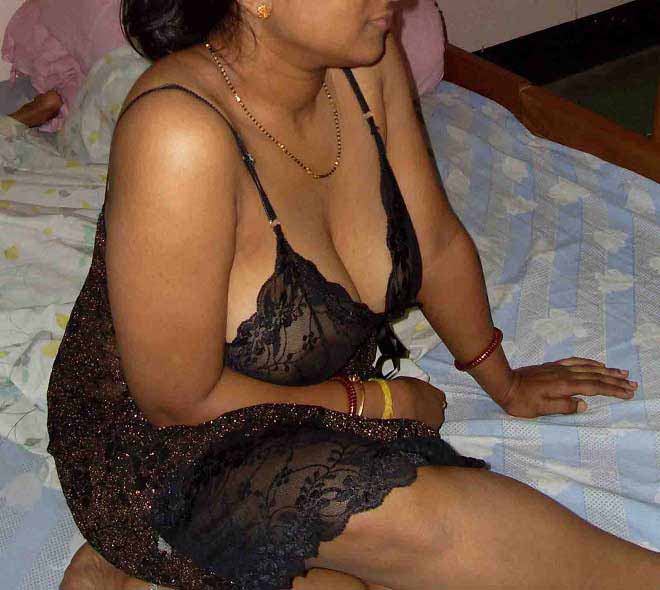 https://www.antarvasnaphotos2.com/wp-content/uploads/2016/01/indian-aunty-boobs-nighty.jpg