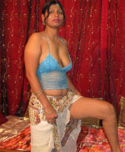 Apni hot jaangh dikhai desi kamwali manju ne