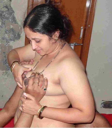 https://www.antarvasnaphotos2.com/wp-content/uploads/2016/05/bhabhi-ke-desi-boobs-dabaye.jpg