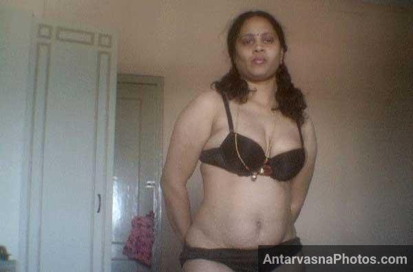 https://www.antarvasnaphotos2.com/wp-content/uploads/2016/11/big-boobs-indian-bhabi-photo.jpg