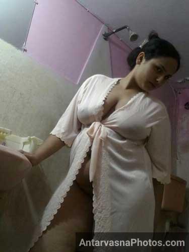 https://www.antarvasnaphotos2.com/wp-content/uploads/2016/12/busty-desi-bhabhi-nighty-pics.jpg