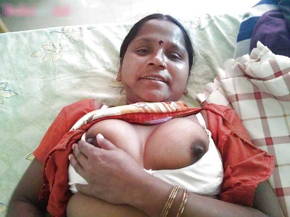 Malti ne apni bra khol ke chuchiya dikhai - Bihari kamwali aunty ke pics