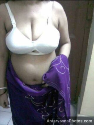 Madam ki Indian bra - Saree wali desi teacher ke hot pics