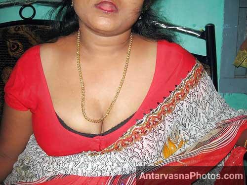 https://www.antarvasnaphotos2.com/wp-content/uploads/2017/03/desi-aunty-indian-cleavage-pics.jpg