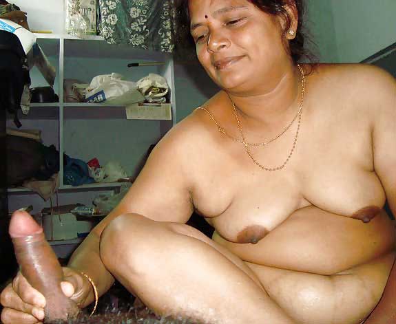 https://www.antarvasnaphotos2.com/wp-content/uploads/2017/03/dost-ki-horny-indian-mom.jpg