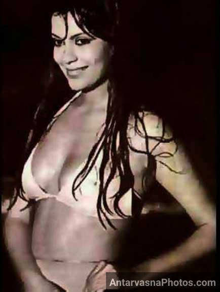 https://www.antarvasnaphotos2.com/wp-content/uploads/2017/04/Zeenat-Aman-Hot-Bikini-Pics.jpg