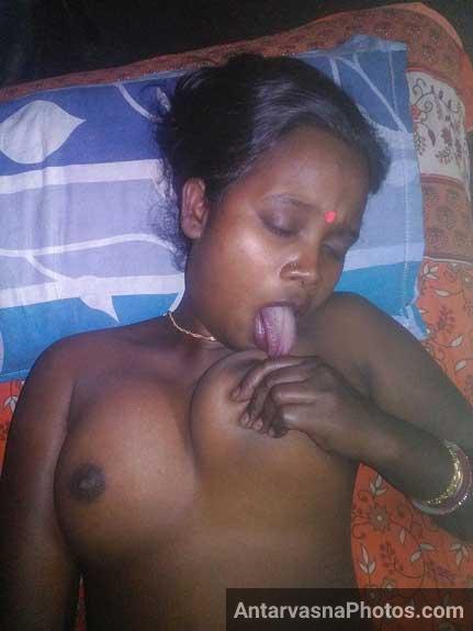 https://www.antarvasnaphotos2.com/wp-content/uploads/2017/05/horny-indian-kamwali-sucking-boobs.jpg