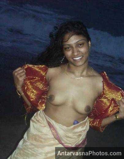 https://www.antarvasnaphotos2.com/wp-content/uploads/2017/07/mallu-bhabhi-ne-beach-par-boobs-khole.jpg