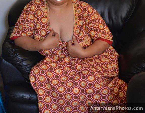 https://www.antarvasnaphotos2.com/wp-content/uploads/2017/08/desi-indian-aunty-hot-cleavage.jpg