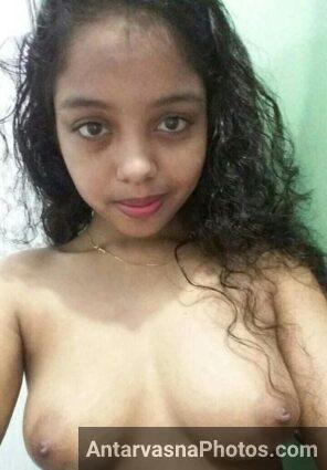 Bathroom ke andar Delhi hot girl ne boobs khol ke sexy pics liye apne