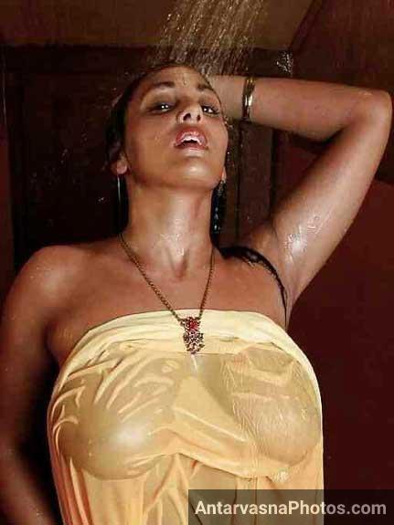 https://www.antarvasnaphotos2.com/wp-content/uploads/2017/09/aunty-wet-saree-pics.jpg