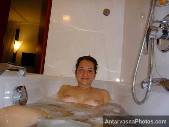 https://www.antarvasnaphotos2.com/wp-content/uploads/2018/10/nude-bath-tub-pics.jpg