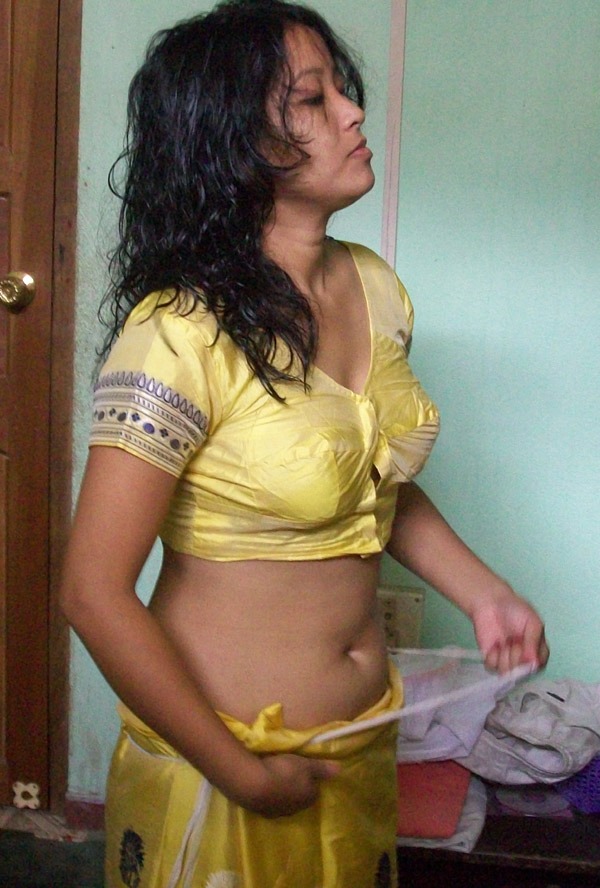 https://www.antarvasnaphotos2.com/wp-content/uploads/2019/05/Desi-girl-in-a-saree.jpg