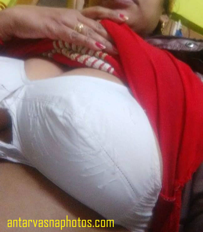 https://www.antarvasnaphotos2.com/wp-content/uploads/2019/06/Bhabhi-removing-her-blowse.jpg