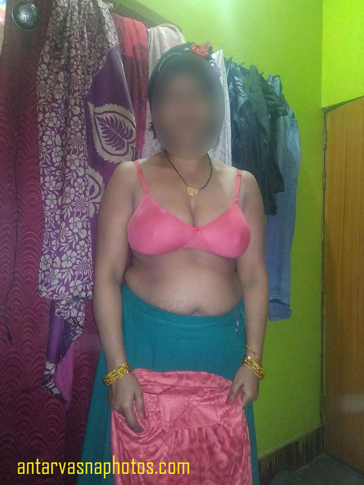 https://www.antarvasnaphotos2.com/wp-content/uploads/2019/06/Bhabhi-removing-her-salwar.jpg