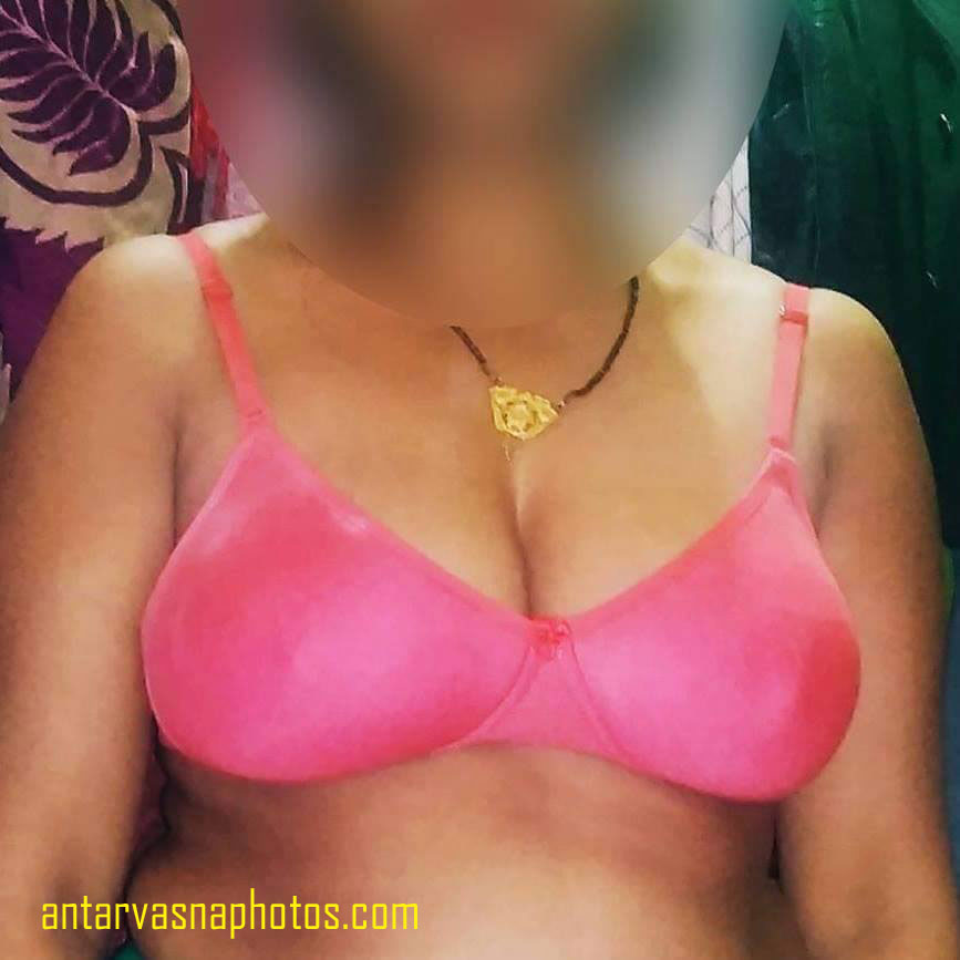 https://www.antarvasnaphotos2.com/wp-content/uploads/2019/06/Housewife-in-pink-bra.jpg