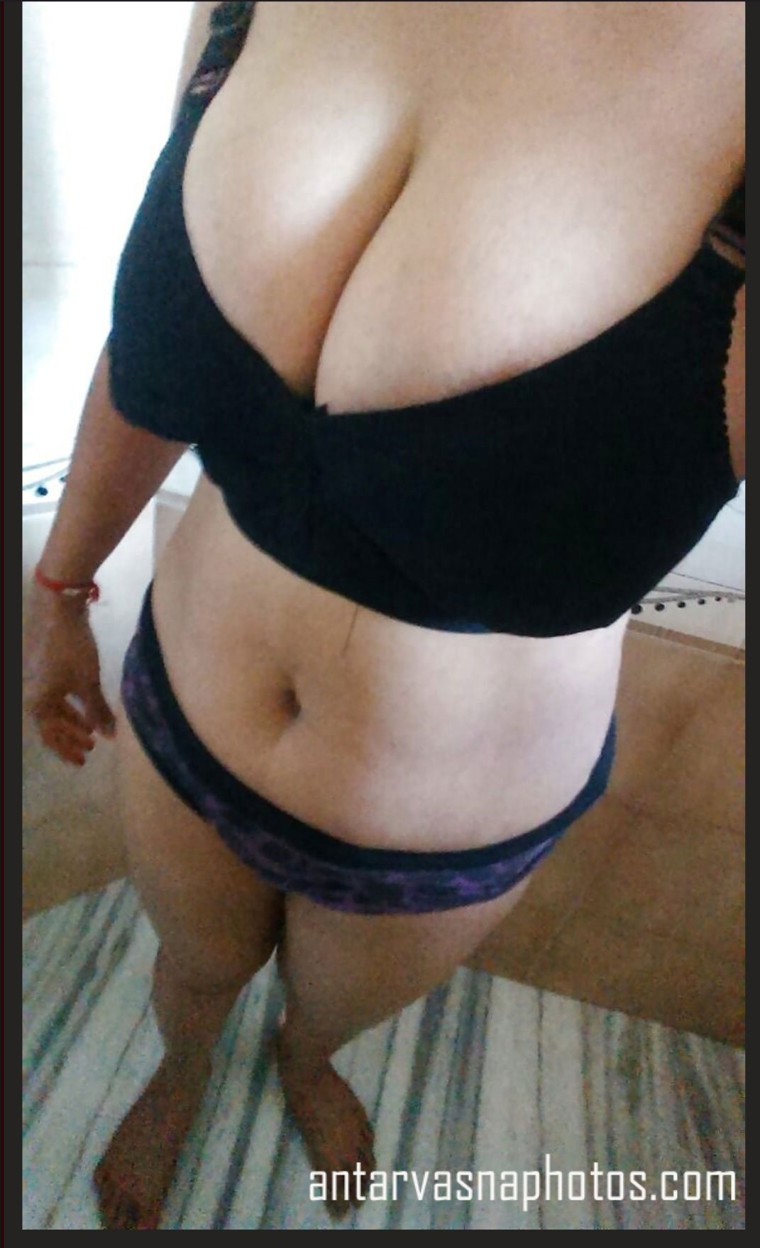 https://www.antarvasnaphotos2.com/wp-content/uploads/2019/07/Aunty-ki-hot-selfie.jpg