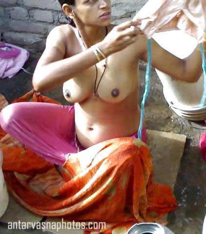 https://www.antarvasnaphotos2.com/wp-content/uploads/2019/07/Bhabhi-nahati-hui.jpg