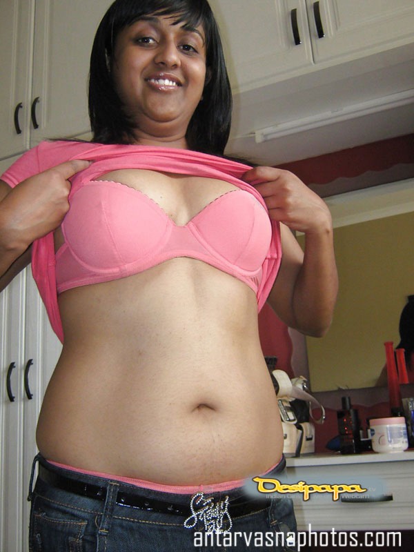 https://www.antarvasnaphotos2.com/wp-content/uploads/2019/12/Bhabhi-exposing-pink-bra.jpg