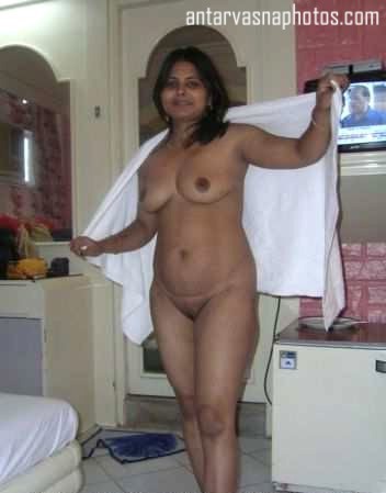 https://www.antarvasnaphotos2.com/wp-content/uploads/2019/12/Gaaon-wali-nude-aunt.jpg