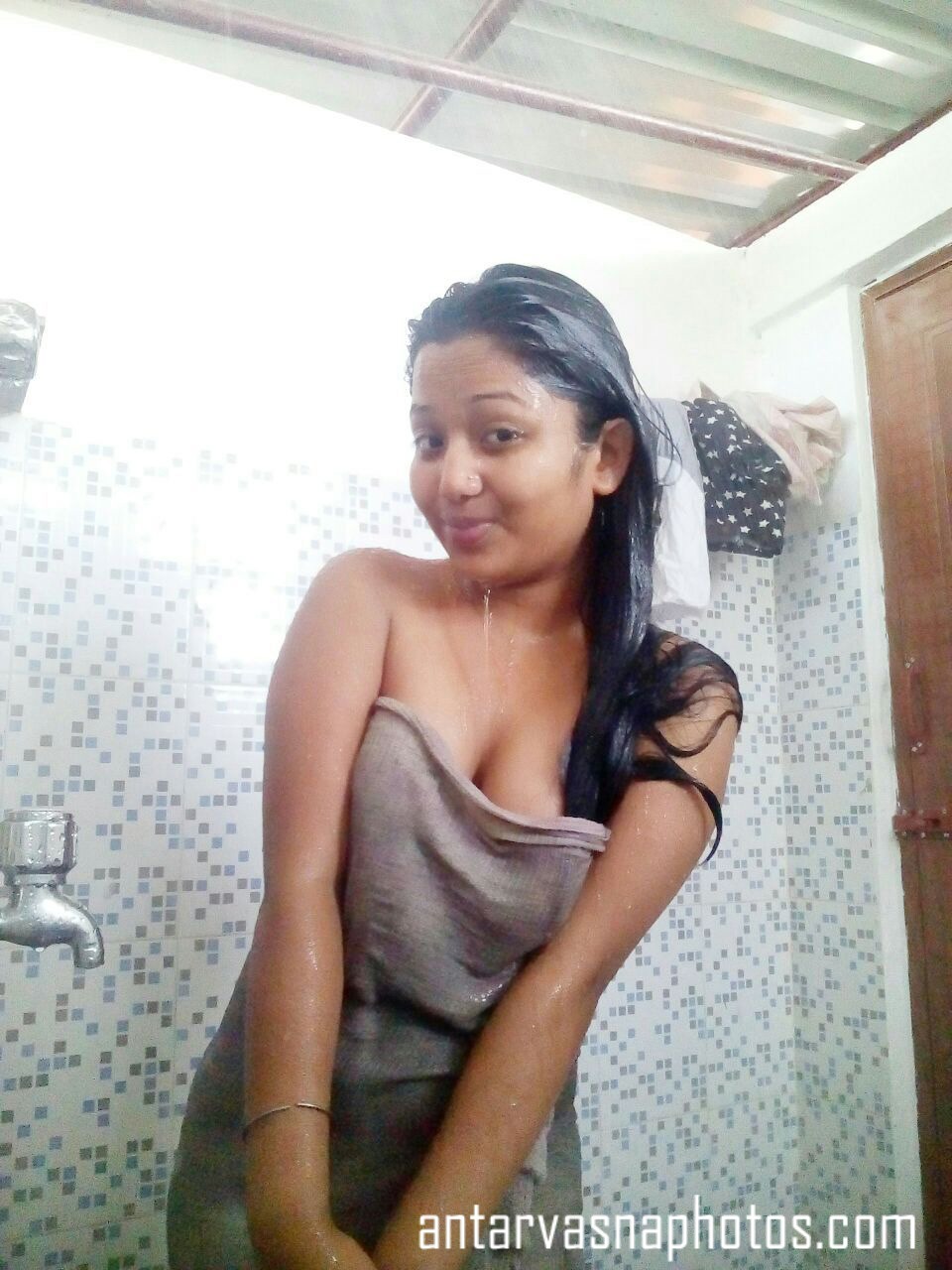 https://www.antarvasnaphotos2.com/wp-content/uploads/2019/12/Nahe-taking-shower.jpg