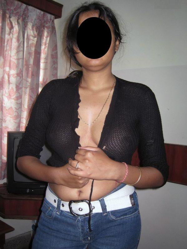 https://www.antarvasnaphotos2.com/wp-content/uploads/2019/12/Sexy-desi-sister.jpg