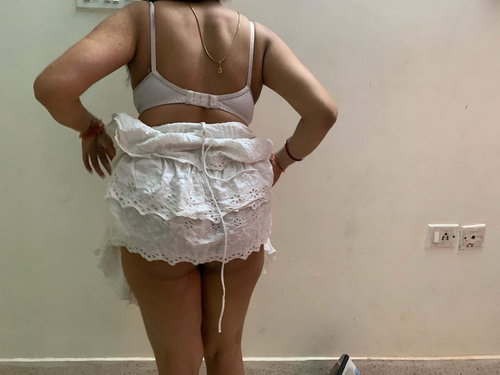 https://www.antarvasnaphotos2.com/wp-content/uploads/2019/12/Wife-showing-gaand.jpeg