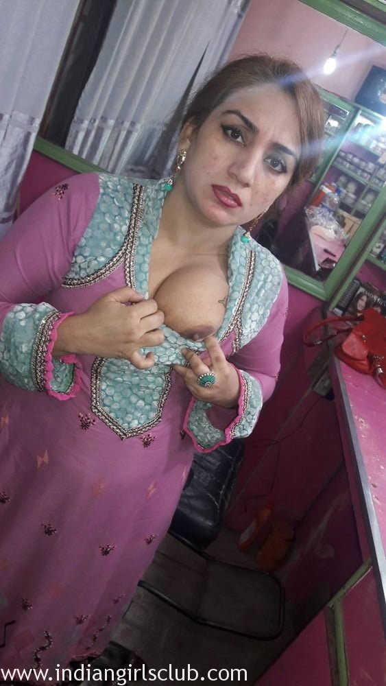 https://www.antarvasnaphotos2.com/wp-content/uploads/2020/01/Bhabhi-shows-nipples.jpg