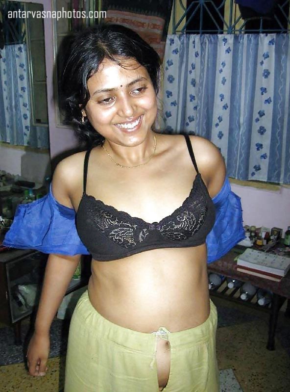 https://www.antarvasnaphotos2.com/wp-content/uploads/2020/01/Hot-wife-in-bra.jpg