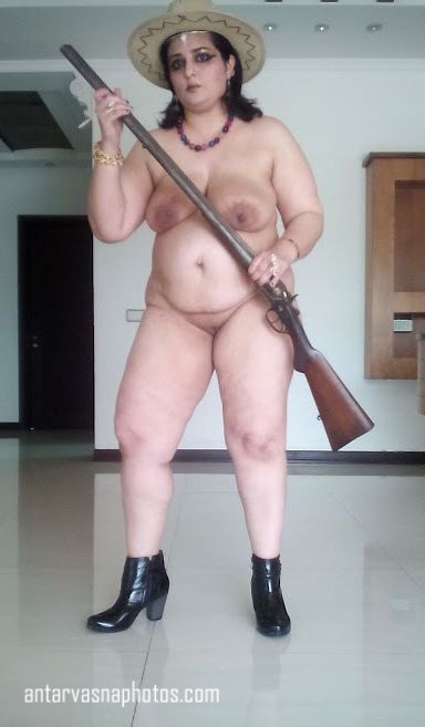 https://www.antarvasnaphotos2.com/wp-content/uploads/2020/01/Nude-hunter-aunty.jpg