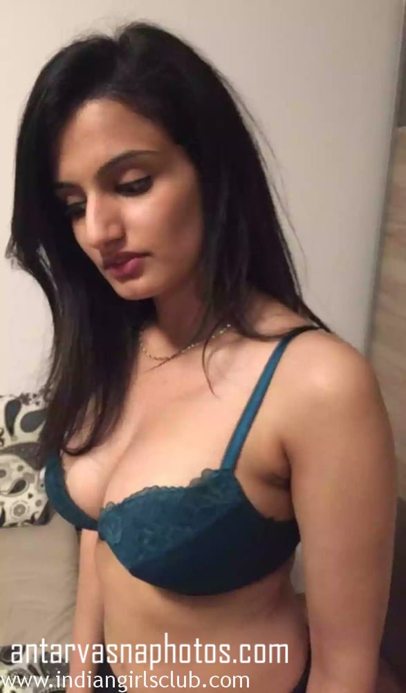 https://www.antarvasnaphotos2.com/wp-content/uploads/2020/02/Sophia-in-bra.jpg