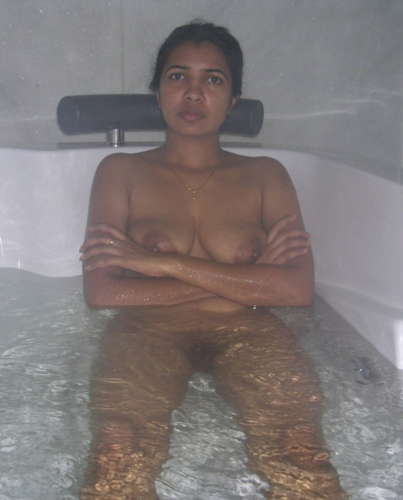 https://www.antarvasnaphotos2.com/wp-content/uploads/2020/03/Bath-tub-wali-aunty.jpg