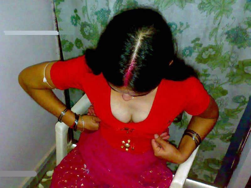 https://www.antarvasnaphotos2.com/wp-content/uploads/2020/03/Bhabhi-ke-cleavage-pic.jpg