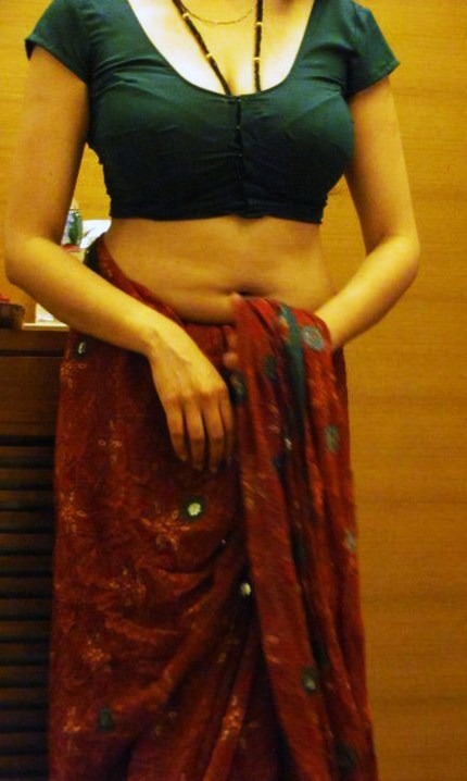 https://www.antarvasnaphotos2.com/wp-content/uploads/2020/03/Bhabhi-removing-saree.jpg