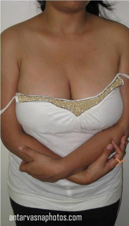 https://www.antarvasnaphotos2.com/wp-content/uploads/2020/03/Desi-cleavage-sexy-aunty-ke.jpg