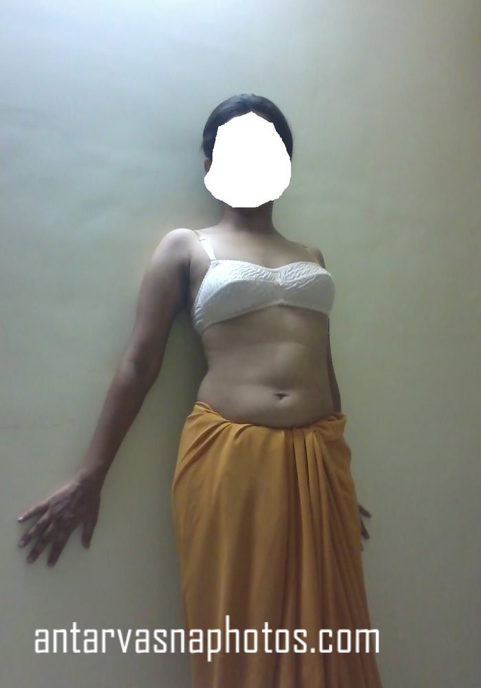 https://www.antarvasnaphotos2.com/wp-content/uploads/2020/03/Sexy-bhabhi-Sandhya-kamuk-pose-deti-hui.jpg