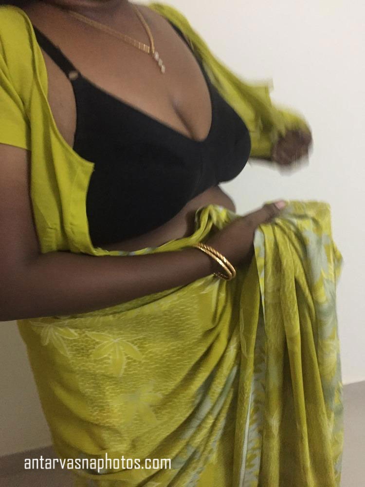 https://www.antarvasnaphotos2.com/wp-content/uploads/2020/04/Makan-malkin-aunty-ki-sexy-pic.jpg