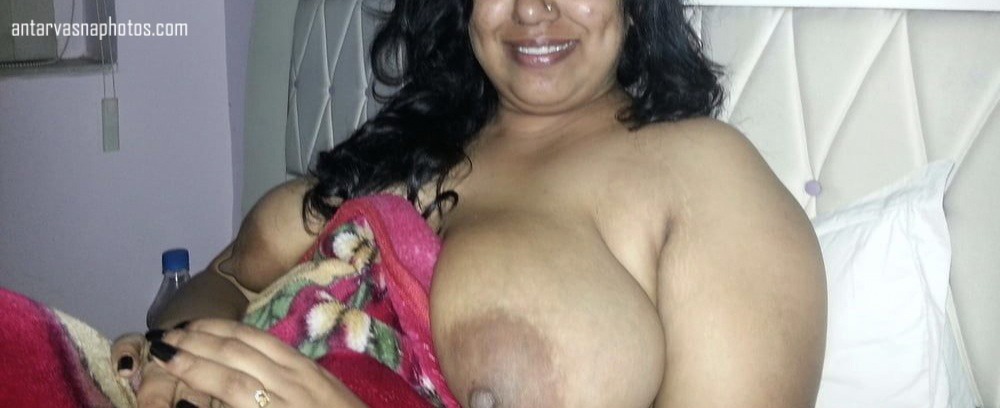 https://www.antarvasnaphotos2.com/wp-content/uploads/2020/04/Payal-bhabhi-ke-juicy-boobs.jpg