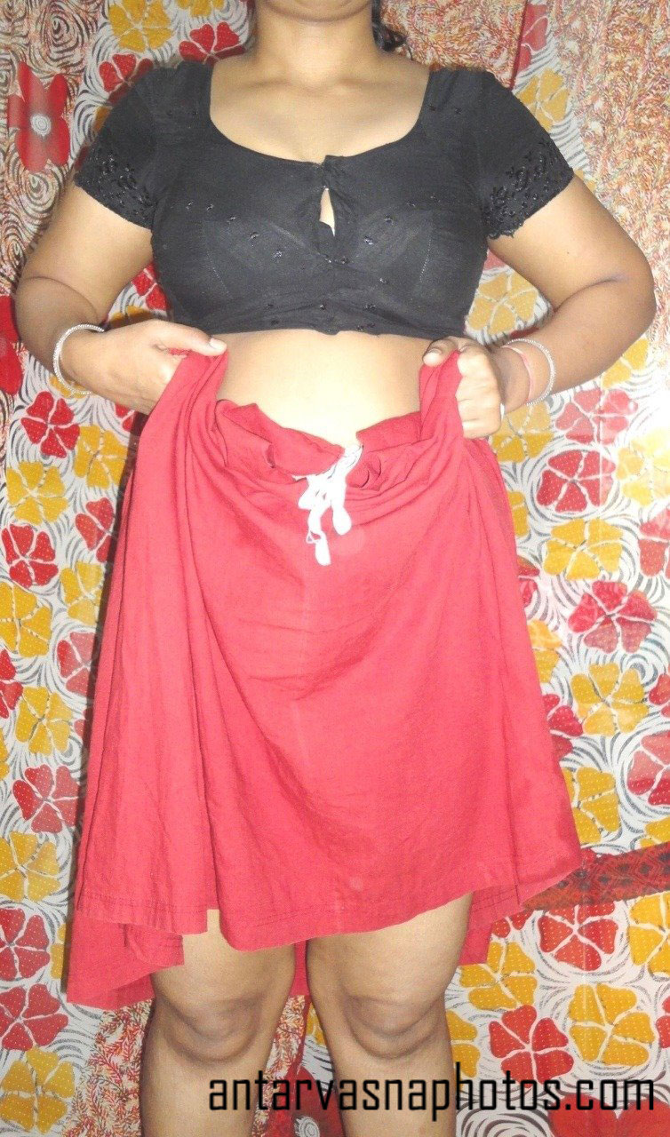 https://www.antarvasnaphotos2.com/wp-content/uploads/2020/04/Sexy-desi-bhabhi-pic.jpg