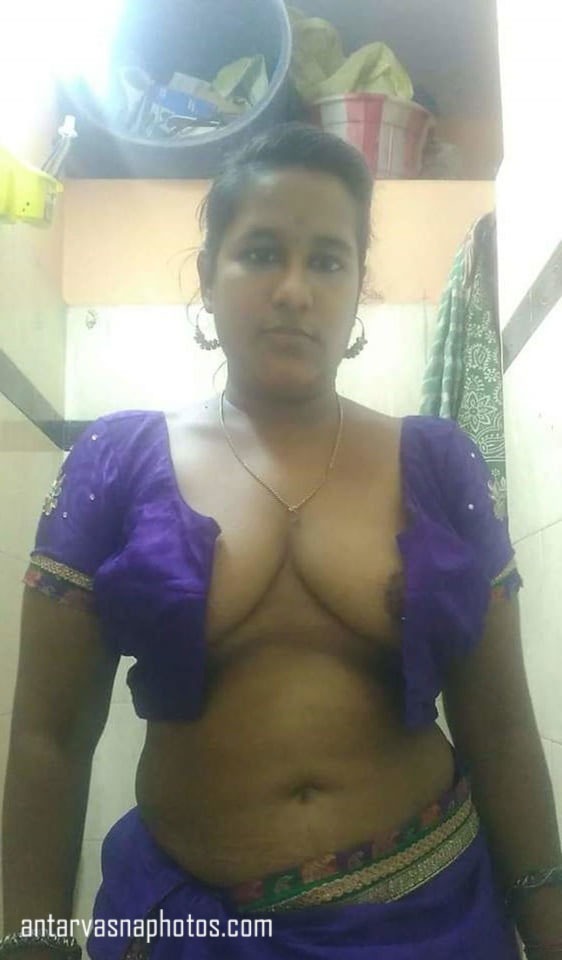 https://www.antarvasnaphotos2.com/wp-content/uploads/2020/05/Blowse-khol-kar-boobs-dikhati-hui.jpg