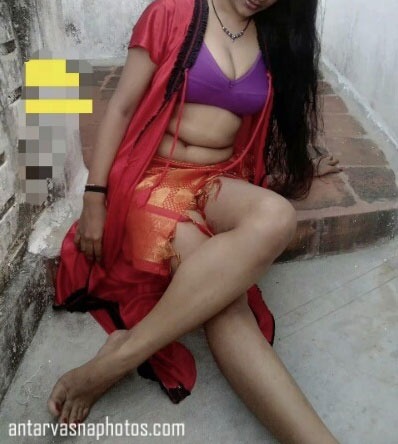 https://www.antarvasnaphotos2.com/wp-content/uploads/2020/05/Horny-Indian-desi-bhabhi-pic.jpg