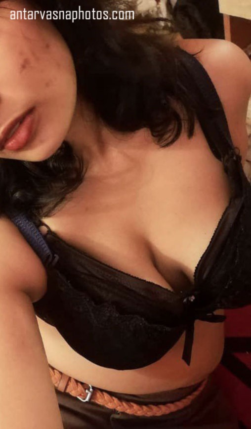 https://www.antarvasnaphotos2.com/wp-content/uploads/2020/05/Hot-cleavage-ki-pic.jpg