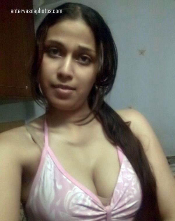 https://www.antarvasnaphotos2.com/wp-content/uploads/2020/05/Indian-teen-Poonam-ki-cleavage-ki-pics.jpg