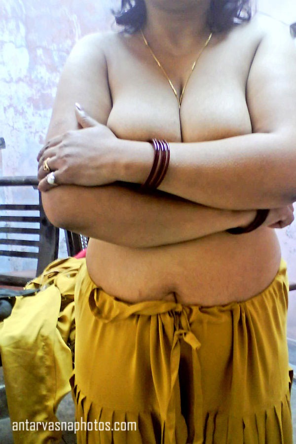 https://www.antarvasnaphotos2.com/wp-content/uploads/2020/05/Village-wali-chachi-ke-boobs.jpg