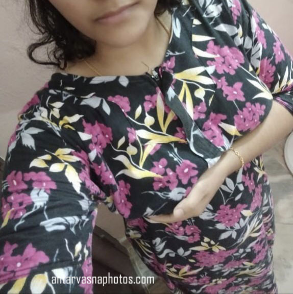 https://www.antarvasnaphotos2.com/wp-content/uploads/2020/06/Boobs-dabane-ki-selfie.jpg