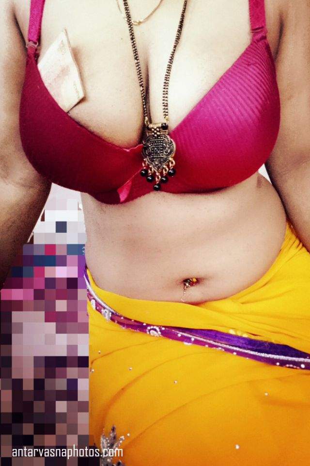 https://www.antarvasnaphotos2.com/wp-content/uploads/2020/06/Devar-ne-bra-me-wo-note-ghusa-diya.jpg