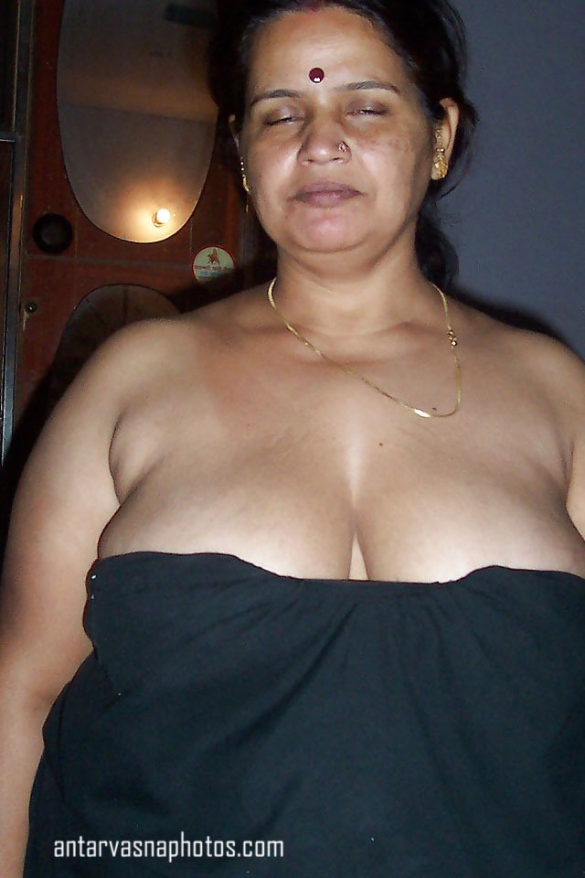 https://www.antarvasnaphotos2.com/wp-content/uploads/2020/06/Munni-aunty-ki-cleavage.jpg