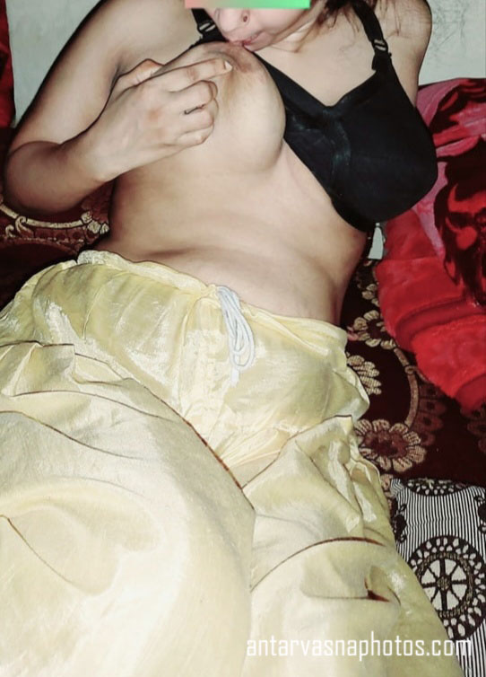 https://www.antarvasnaphotos2.com/wp-content/uploads/2020/06/Suman-bhabhi-pressing-boobs.jpg